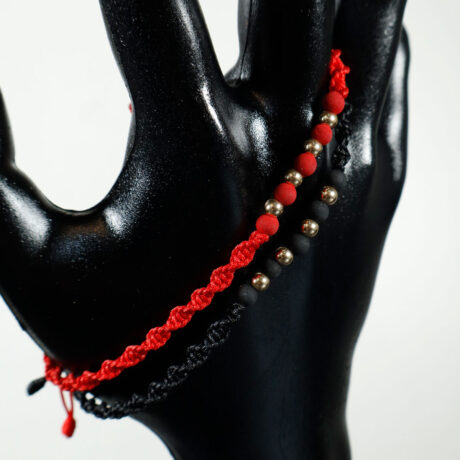 Set de Manillas Negra y Roja con 4 Balines en Oro Laminado